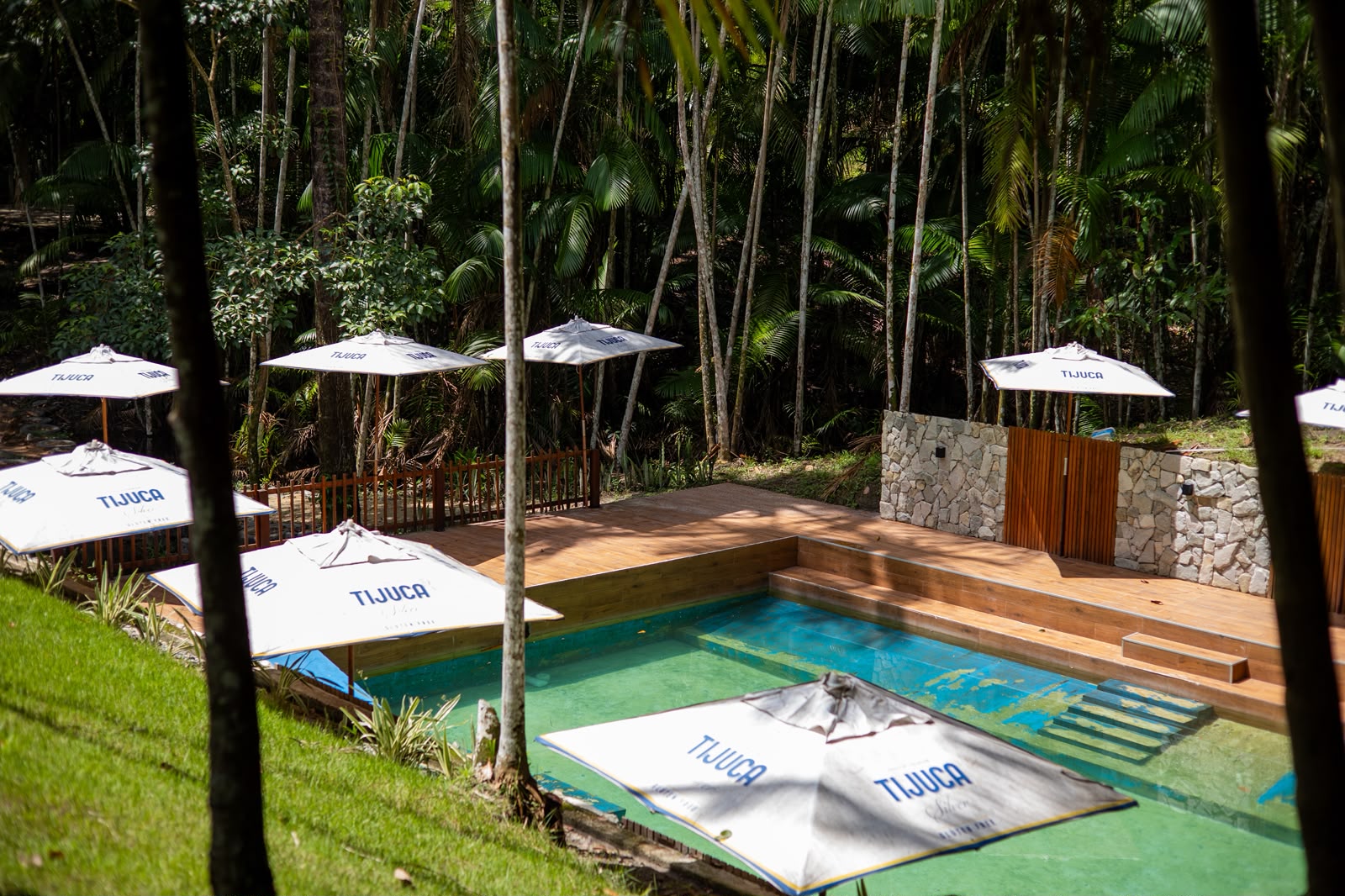 Piscina do Eco Hotel Mãe de Sagui cercada pela floresta